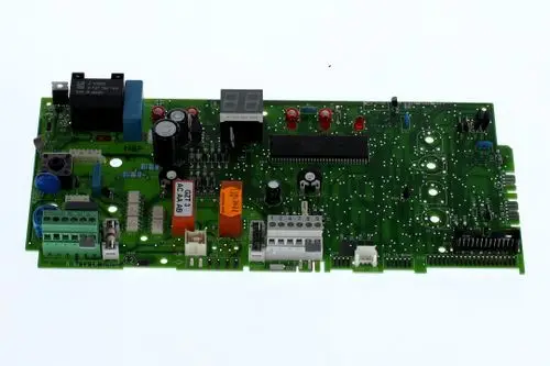Grüne Leiterplatte von Bosch mit verschiedenen elektronischen Komponenten, Steckverbindern, Relais und digitaler Anzeige.